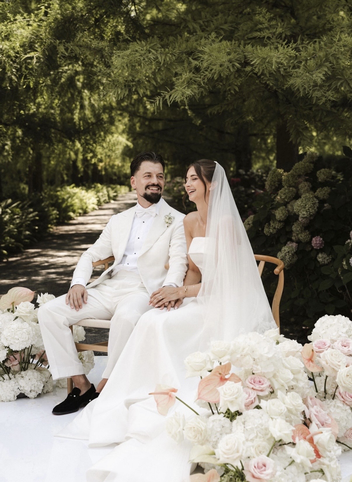 ECHTZEIT — Brautpaar im Blumenmeer